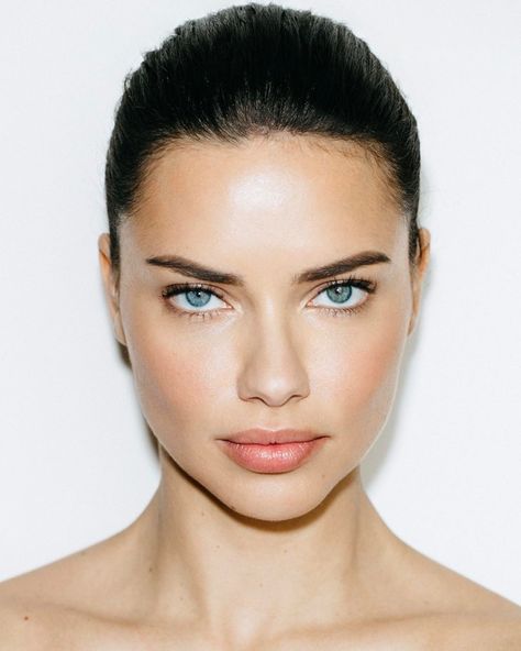 Adriana Lima Adriana Lima Face, Adriana Lima Young, Maybelline Cosmetics, Make Up Inspiration, Braut Make-up, Trening Abs, Model Face, Victorias Secret Models, Beauty Icons