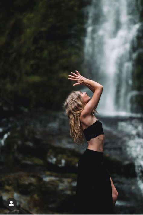 Yoga Photoshoot Ideas, Photo Yoga, Feminine Photography, Yoga Poses Photography, Yoga Photoshoot, Bouidor Photography, Waterfall Photo, Photography Artistic, Nature Goddess