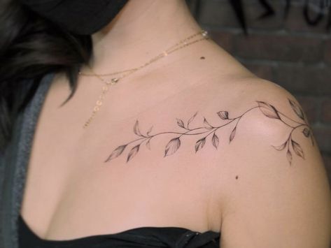 Collarbone And Shoulder Tattoos For Women, Leafy Collar Bone Tattoo, Women Clavicle Tattoo, Collarbone Tattoo Leaves, Vine Tattoos For Women Shoulder, Shoulder Neck Tattoos Women, Tatoos Woman Shoulder, Small Back Shoulder Tattoos For Women, Zihwa Tattoo