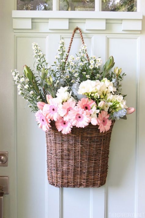 Shabby Chic Entryway, Cottage Style Doors, Front Door Baskets, Spring Door Decoration, Basket Flower Arrangements, Diy Frühling, Diy Flores, Fleurs Diy, Hanging Flower Baskets