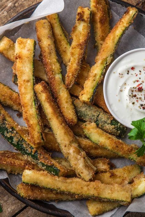 Zucchini Fries Healthy Salty Snacks, Zucchini Pommes, Low Carb Zucchini Fries, Baked Zucchini Fries, Zucchini Sticks, Fried Zucchini, Salsa Yogurt, Baked Zucchini, Bake Zucchini