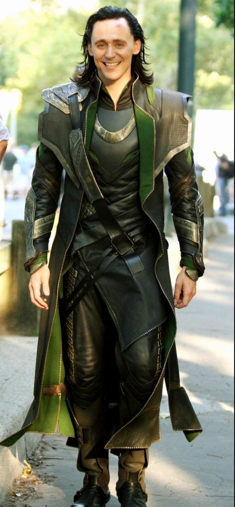 I love that Pinterest immediately suggested that this pin go into the 'things I want' board. It isn't untrue.... Avengers Black Widow, Loki Costume, Ulquiorra Cifer, Loki Cosplay, Loki God Of Mischief, Loki Avengers, Thor Loki, Thomas William Hiddleston, Dc Movies