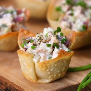 Easy Chicken Appetizers, Chicken Salad Bites, Salad Bites, Won Ton, Mini Appetizers, Chicken Appetizers, Appetizers For A Crowd, Appetizers Recipes, Appetizer Bites