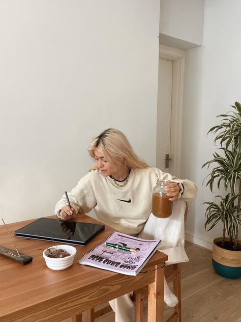 Work On Laptop Aesthetic, Time Management Aesthetic Pictures, Work Aethstetic, Work From Home Pictures Aesthetic, Photo With Laptop, Laptop Work Aesthetic, College Life Photography, Home Office Photoshoot, Mums Aesthetic