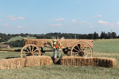 Haybale Decorating Wedding, Hay Bale Seating Wedding, Hay Benches For Wedding, Haybale Decorating, Fall Wedding Hay Bale Seating, Western Wedding Hay Bales, Country Wedding Hay Bale Seating, Wedding Ceremony Hay Bales, Hay Bale Seating