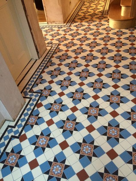 Vintage Tile Floor, Tile Effect Laminate Flooring, Hall Tiles, Vintage Tegel, Tiles Vintage, Victorian Hallway, Tile Floor Living Room, Victorian Floor Tiles, Vintage Tiles