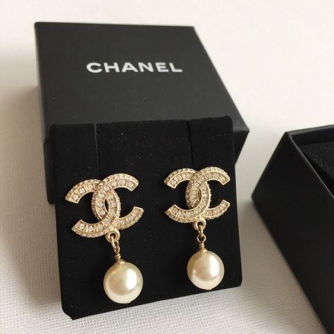 Chanel Jewelry Earrings, Chanel Boutique, Chanel Pearls, Jewelry Logo, Chanel Earrings, Chanel Accessories, Chanel Jewelry, Signature Jewelry, Ceramic Jewelry