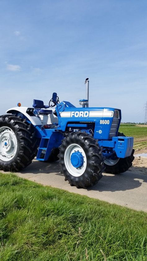 Vintage Tractors For Sale, Ford Tractors For Sale, Fordson Major, Ford County, Old John Deere Tractors, Tractor Barn, Tractor Design, Farm Images, Tractor Pictures