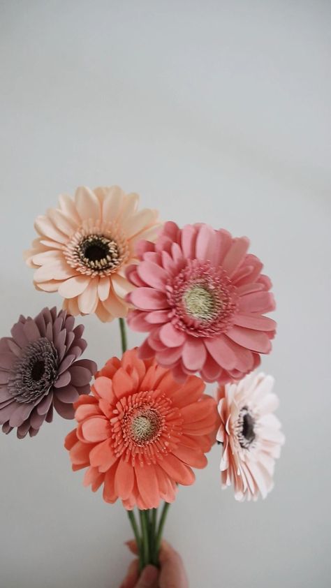 How to Make Paper Flowers: Beautiful and Easy DIY Ideas Flower Making Ideas Paper, How To Cut Flowers Out Of Paper, Craft Flowers Paper Decoration, Paper Daisy Flowers Diy, Crepe Flowers Diy, How To Make A Flower, Flowers Made Out Of Paper, Painting On Bottles, How To Make Flowers