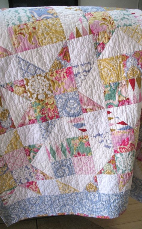 Banner Quilt Pattern, Embroidery Squares Quilt, Vintage Quilt Designs, Charm Pack Quilt Ideas, Old Quilt Patterns, Pastel Quilts, Tilda Quilts, Vintage Quilt Patterns, Vintage Quilt Blocks