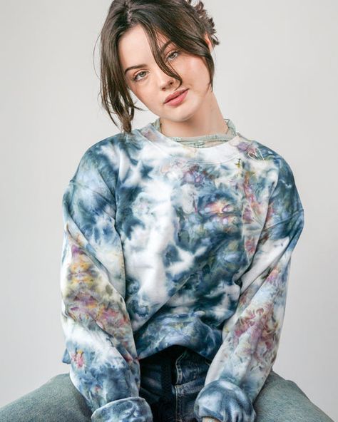 Pretty Body, Ethereal Style, Hand Dyed Clothing, Custom Sweaters, Ehlers Danlos, Hippie Chick, Hand Dyed Fabric, Dye Hoodie, Embroidered Heart