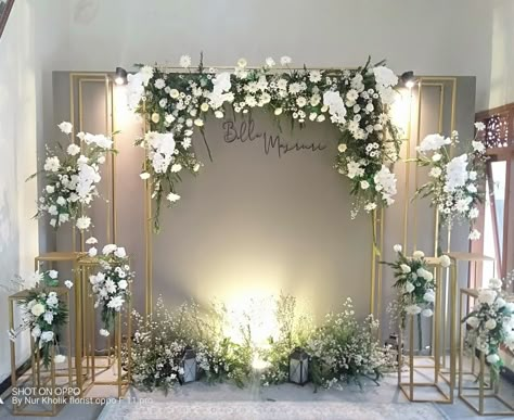 Dekor Tunangan Simple, Dekor Lamaran Simple Elegant, Wedding Backdrop Design Rustic, Minimalist Wedding Stage, Decor Tunangan, Minimalist Wedding Backdrop, Dekor Akad Nikah, Dekor Engagement, Box Flower Bouquet