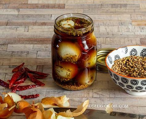 Pickled Onions White, Spicy Pickled Onions, Pickle Onions Recipe, Pickle Recipes Homemade, Malt Vinegar, Pickled Shallots, Best Pickles, Hamper Ideas, Pickling Spice