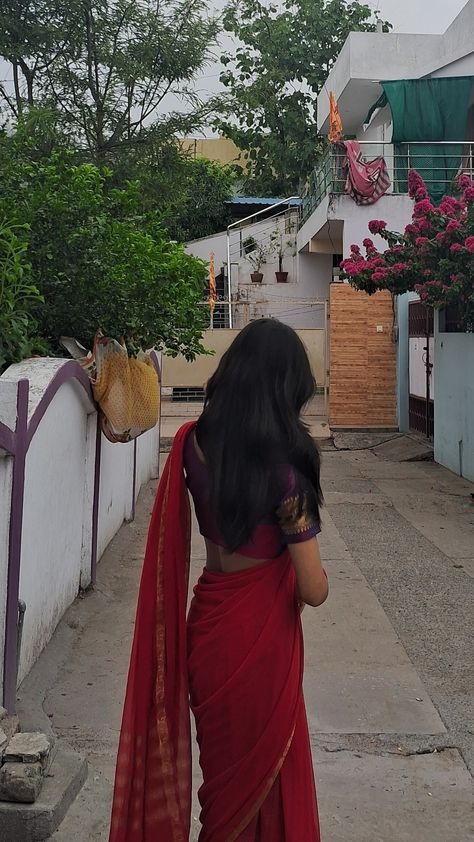 Sharee Aesthetic Pic, Girls In Saree Aesthetic, Traditional Picture Ideas, Girls Aesthetic Indian, Saree Poses For Women, Aesthetic Girl Indian, Girl Indian Aesthetic, Indian Saree Aesthetic, Indian Aesthetic Girl