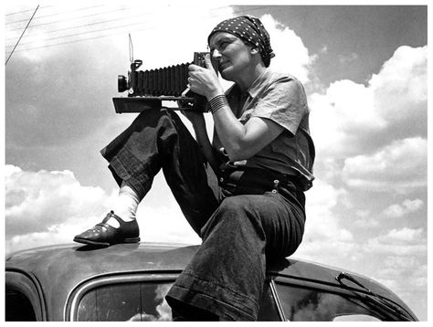 Dorothea Lange Photography, Holding A Camera, Women Photographers, Alfred Stieglitz, Camera Photos, Richard Avedon, Marlene Dietrich, Documentary Photographers, Famous Photographers