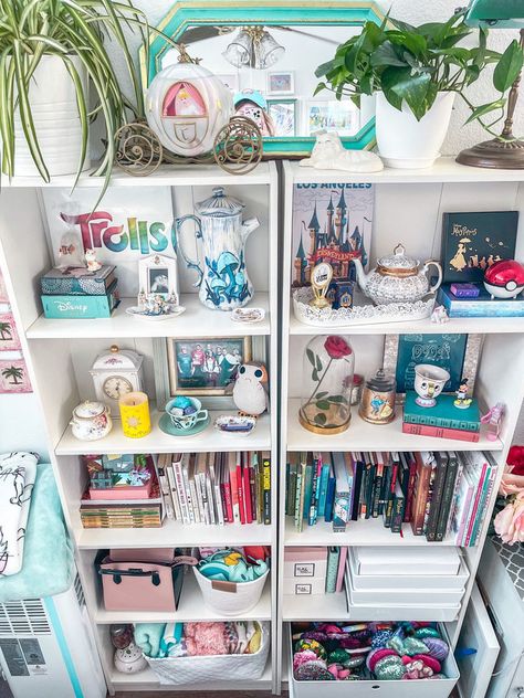 Disney Bookshelf Decor, Disney Bedroom For Adults, Disney Themed Bedrooms For Adults, Disney Home Aesthetic, Disney Room Decor For Adults, Disney Office Ideas For Adults, Disney Adult Bedroom, Disney Theme Bedroom, Disney Room Aesthetic