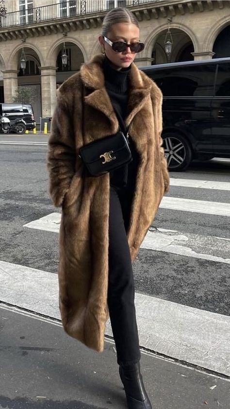 Old Money Winter, Fur Coat Outfit, Long Faux Fur Coat, Autumn Clothing, Skandinavian Fashion, Long Overcoat, Chique Outfits, Winter Trench Coat, Elegante Casual