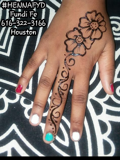 Mini Henna Tattoo Simple, Begginer Henna Ideas, Hana Tato Ideas, Hanna Design Simple, Quick Henna Designs, Easy Hena Desain, Hena Idea, Easy Henna Hand Designs, Boy Henna Designs