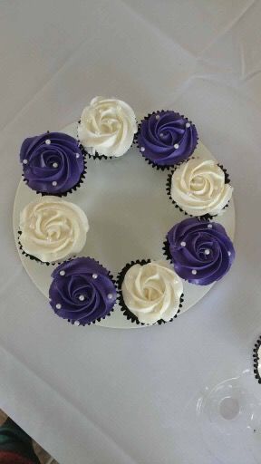 Purple and white cupcakes Purple And White Cupcakes, Berry Cakes, Silver Cupcakes, Purple Cupcakes, Purple Cakes, White Cupcakes, Berry Cake, Best Sweets, Simple Birthday