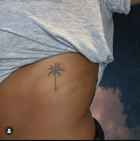 Dainty Tattoo Ideas, Tree Tattoo Ideas, Beachy Tattoos, Dainty Tattoo, Tiny Tats, Small Shoulder Tattoos, Palm Tattoos, Palm Tree Tattoo, Petite Tattoos