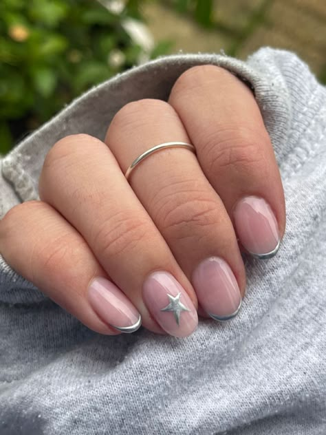 Biab Nail Sets, Gel Nails Ideas Short Stars, Star Short Nail Designs, Simple Silver Nails Short, French Tip With Silver Design, Simple Nails With Stars, Nails One Finger Design, Plain Xmas Nails, Biab Nails Stars