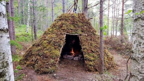 Building a long term survival shelter is a skill that any survivalist or prepper should have. Find out the simplest and most efficient ways to do it. Survival Shelter Long Term, Off Grid Living Self Sufficient, Bushcraft Shelter Ideas, Growing Wall, Cabin By The Sea, Survival Storage, Den Building, Wilderness Survival Shelter, Survival Island