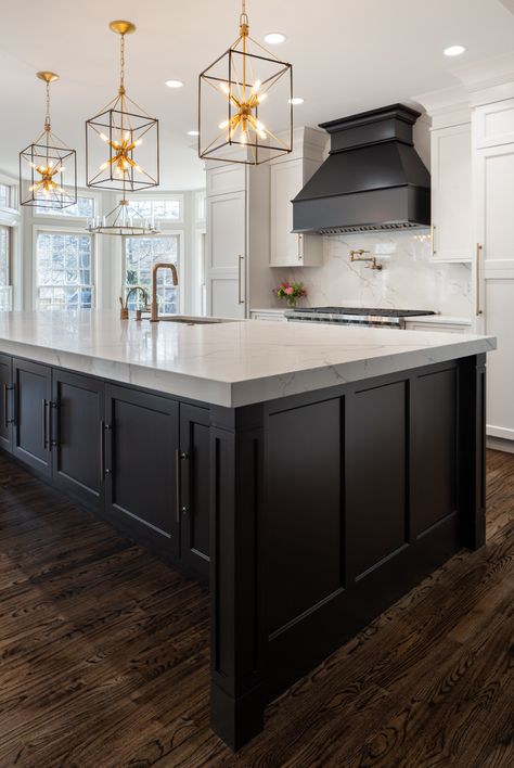 Black Kitchen Design, Classic White Kitchen, Black Kitchen Island, Large Kitchen Island, Kitchen Remodel Design, Kitchen Island Design, Transitional Kitchen, Kitchen Inspiration Design, Kitchen Trends