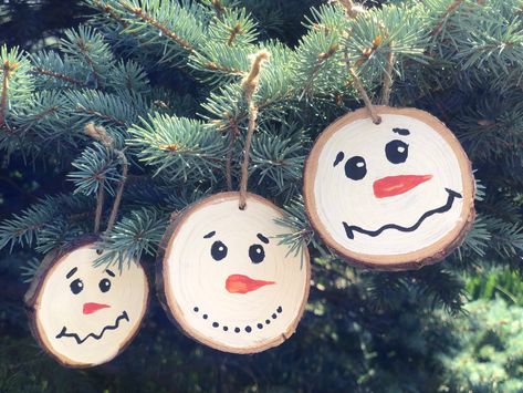 Wine Cork Birdhouse, Wood Slice Christmas Ornaments, Diy Schneemann, Wood Slice Christmas, Birdhouse Ornaments, Wooden Snowmen, Wooden Snowman, Snowman Christmas Ornaments, Snowman Faces