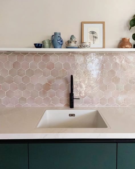 Hexagon Tile Backsplash Kitchen, Moroccan Wall Tiles, Hexagon Tile Backsplash, Grey Shaker Cabinets, White Kitchen Countertops, Modern Grey Kitchen, Dark Green Kitchen, Sleek Cabinet, Black Kitchen Island