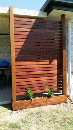 Wooden Privacy Screen, Front Yard Planters, Backyard Privacy Screen, Outdoor Privacy Screens, Privacy Planter, Diy Privacy Screen, Diy Outdoor Seating, Patio Privacy Screen, Patio Privacy