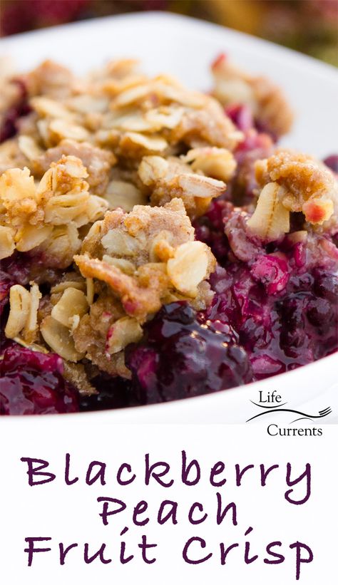 Blackberry Peach Fruit Crisp with Oatmeal Cookie Crumble - a dessert or breakfast that's loaded with fruit & topped with delicious brown sugar streusel Blackberry Crisp Recipe, Blackberry Dessert Recipes, Blackberry Peach, Blackberry Crisp, Blackberry Dessert, Cookie Crumble, Blackberry Recipes, Cake Mug, Peach Crisp