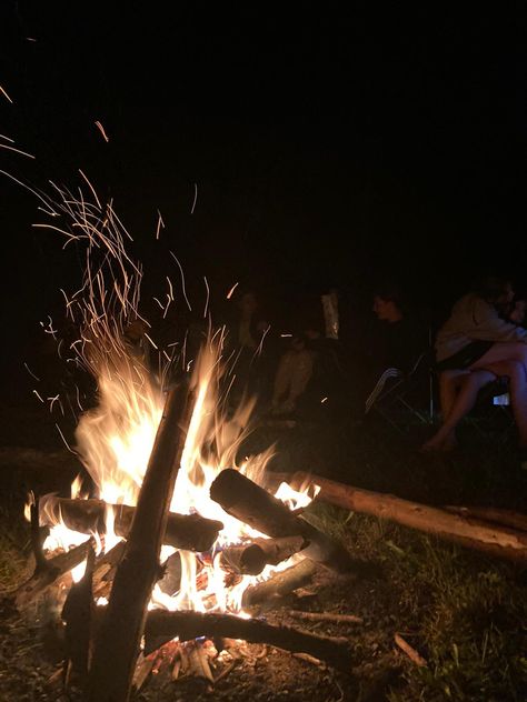 #campfire #warm #aesthetic #summer #summernights #scout #scouting #bonfire Aesthetic Bonfire Pictures, Campfire Aesthetic Night, Bon Fire Aesthetics, Country Bonfire, Romantic Bonfire, Campfire Aesthetic, Bonfire Aesthetic, Summer Bonfire, High School Parties