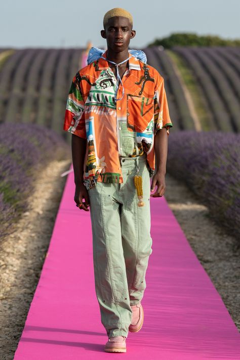 Jacquemus SS20 Menswear 2020, Haute Couture Style, Paris Fashion Week Men, Jeans Trend, Light Grey Suits, Menswear Runway, Male Fashion Trends, Mens Fashion Summer, Fashion 2020