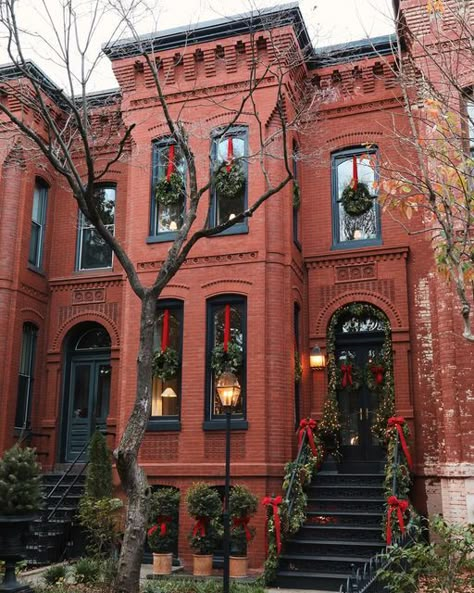 Josh Young Design, Jeff Leatham, Red Brick House, Casa Exterior, Artist House, Historic Home, Deck The Halls, Outdoor Christmas Decorations, Elle Decor