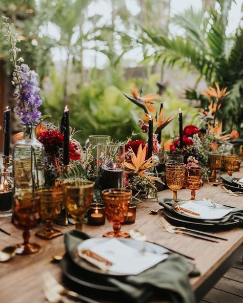 Tulum Table Setting, Moody Jungle Wedding, Wedding Table Tropical, Tulum Wedding Flowers, Tropical Wedding Theme Color Palettes, Moody Tropical Wedding Flowers, Tropical Vintage Wedding, Costa Rica Wedding Decor, Mexico Wedding Florals