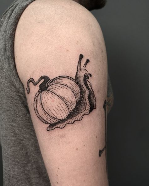 Little pumpkin snail tattoo perfect for Halloween season #halloweenart #halloweentattoo #tattoodesign #tattooidea Halloween Bug Tattoo, Bat Halloween Tattoo, Cute Bone Tattoo, Spooky Whimsical Tattoo, Pumpkin Line Tattoo, Spooky Nature Tattoo, Spooky Halloween Tattoos, Spooky Garden Tattoo, Pumpkin Flower Tattoo