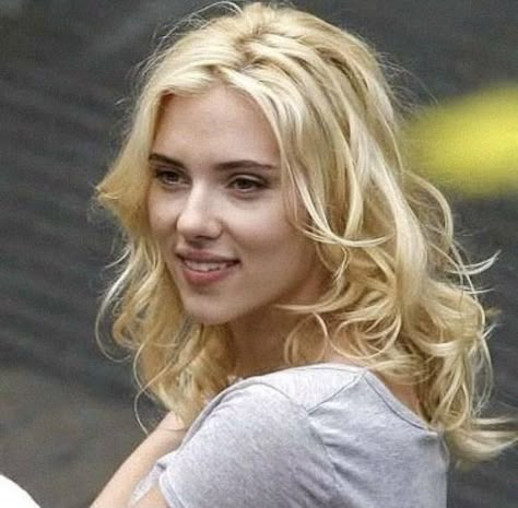 Young Scarlett Jonhsson, Scarlett Jonhsson 2000s, Scarlett Johansson Blonde Hair, Scarlett Johannes, Scarlette Johanson Hair, Scarlett Jonhsson, Blonde Hair Bangs, Black Widow Aesthetic, Scarlet Johanson