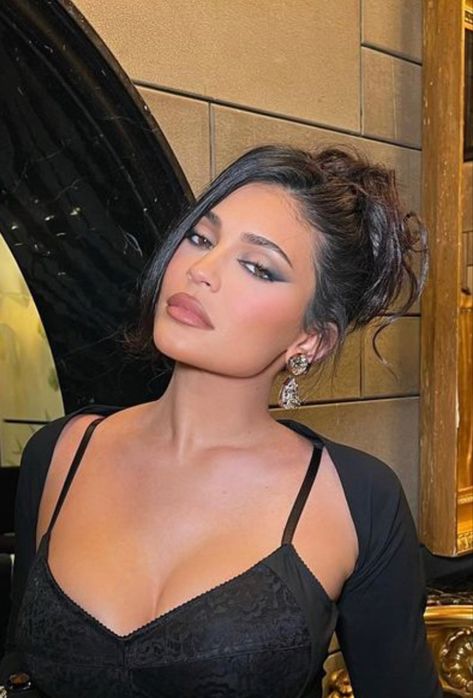 Mob Wife Hairstyles, Makeup Looks For Wedding Guest, Aesthetic Kylie Jenner, Makeup Forever Lip Liner, Advent Calendar Makeup, Black Tie Hairstyles, All Black Aesthetic, Mario Makeup, Mob Wife Makeup