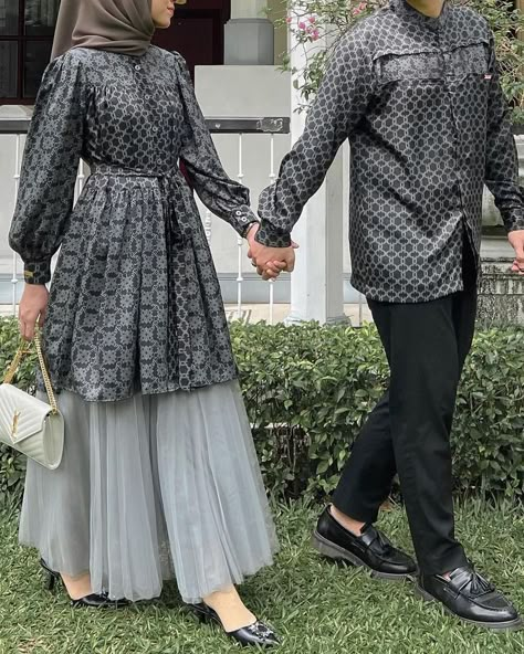 baju batik 2 motif Lebaran Outfit, Mode Batik, Ootd Couple, Batik Dress Modern, Model Batik, Gowns Aesthetic, Batik Kombinasi, Ball Gowns Prom Elegant, Ootd Kondangan