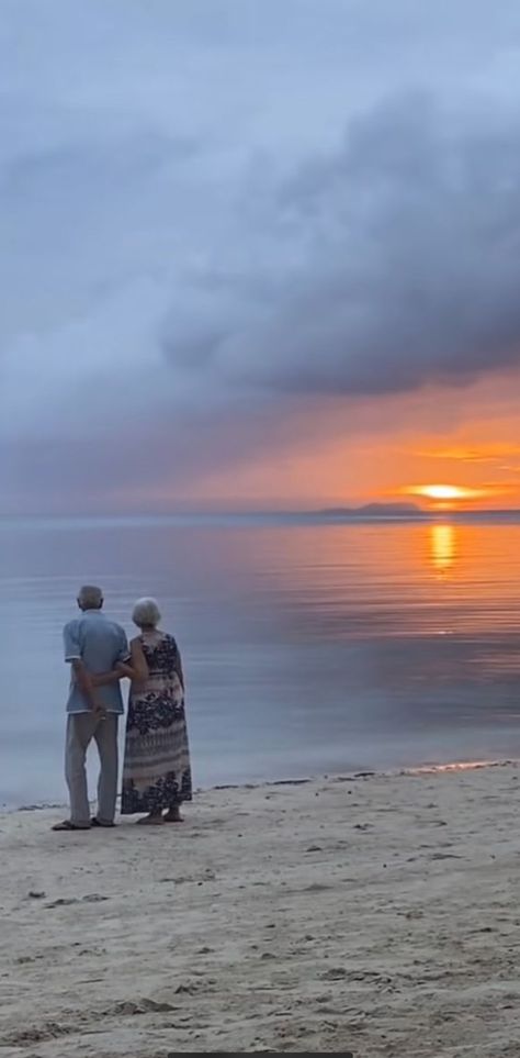 Old People Traveling, Happy Couples Aesthetics, Elderly Photoshoot, Old Couple Aesthetic, Happy Couple Aesthetic, Sunrises Aesthetic, Happy Old Couple, Peaceful Love, Cute Old Couples