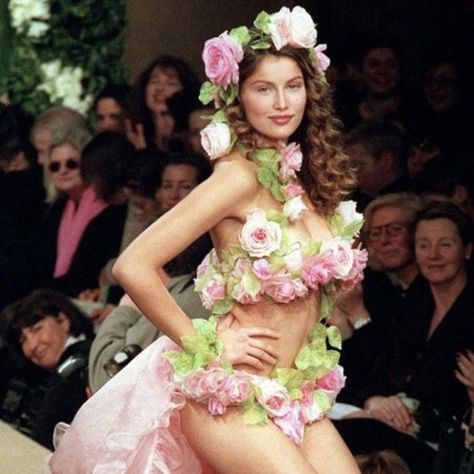 ysl spring 1999 haute couture - COUTURE ICONS Yves Saint Laurent Haute Couture, Saint Laurent Haute Couture, Runway Fashion Couture, Laetitia Casta, Couture Collection, Mode Fashion, Flower Dresses, Wearing Dress, Couture Fashion