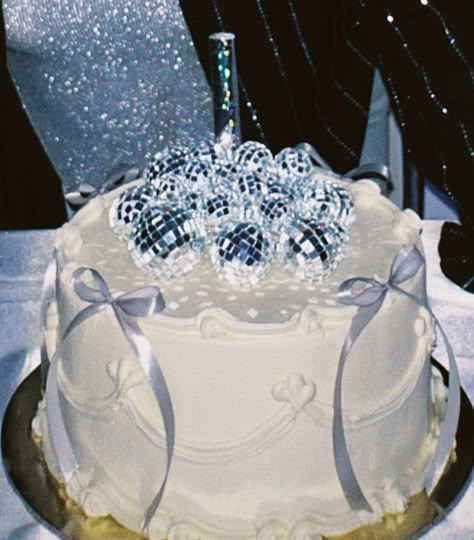 Mirror Ball Birthday Cake, Mirrorball Birthday Cake, Mirrorball Birthday Party, Cake With Disco Ball, Mirror Ball Birthday, Mirrorball Birthday, Disco Ball Birthday Cake, Mirror Ball Cake, Mirrorball Party