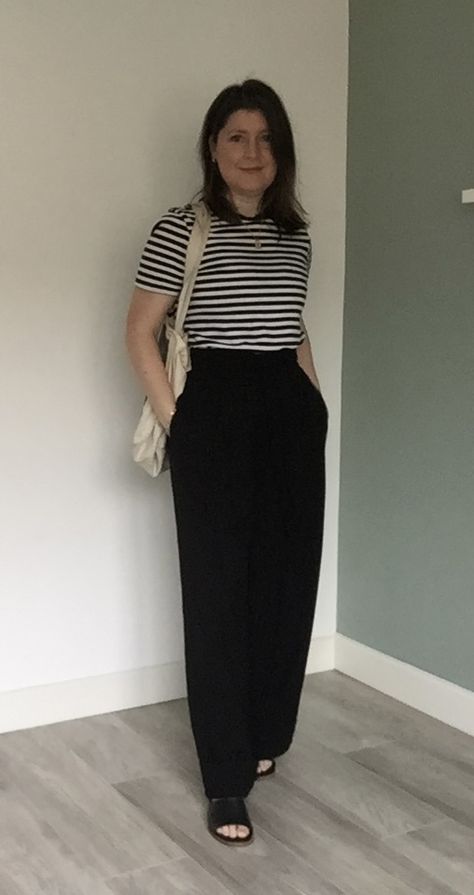 Striped Wide Leg Pants Outfit, Long Sleeve Striped Shirt Outfit, Black And White Striped Shirt Outfit, Black And White Striped Top Outfit, Striped T Shirt Outfit, Black Tee Outfit, Elegant Black Pants, Black Tshirt Outfit, Professor Style