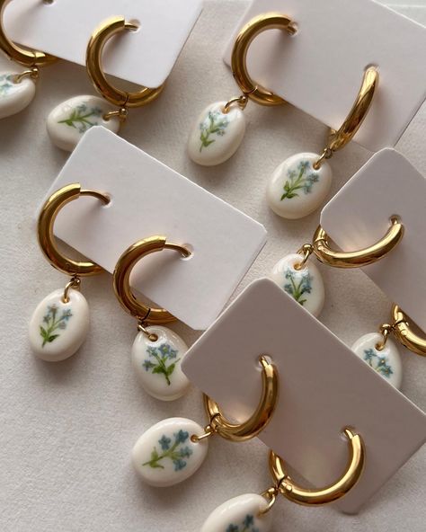 Handmade Polymer Clay Beads, Dainty Clay Jewelry, Polymer Clay Hoops Earrings, Clay Polymer Jewelry, How To Make Clay Jewelry, Forget Me Not Jewelry, Earrings Clay Polymer, Polymer Clay Floral Earrings, Porcelain Jewelry Handmade