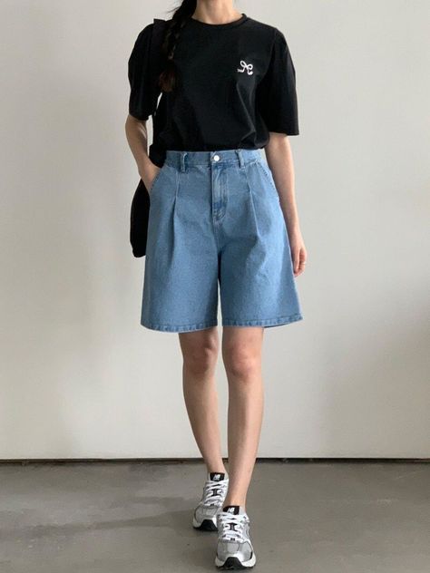 Denim Shorts Outfits Women, Denim Shorts Outfits, Jorts Outfit, Korean Ootd, Long Denim Shorts, Tomboy Femme, Jean Short Outfits, Denim Shorts Outfit, Starbucks Barista