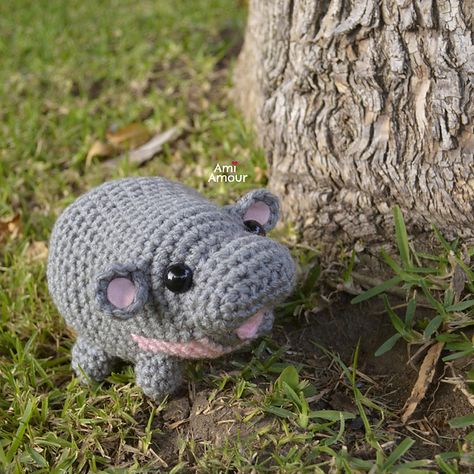 FREE PATTERN WEDNESDAY!!! She's all the rage (literally and figuratively!). It's a cute baby hippo amigurumi by @ami_amour - you can find this FREE pattern on Ravelry by searching "Baby Hippo Moo Deng" or by going to amiamour.com and heading to Free Crochet Patterns. #moodeng #moodenghippo #moodengfever #moodengthehippo #moodengamigurumi #amiamour #amiamourpattern #amiamourcrochet #onehooktwoneedles #crochet #onehooktwoneedlesau #crochetersofaustralia #amigurumi Moodeng Hippo Crochet, Free Crochet Gorilla Patterns, Crochet Gorilla, Hippo Amigurumi, Stuffed Crochet, Crochet Hippo, How To Crochet, Crochet Animals, Crafty Things