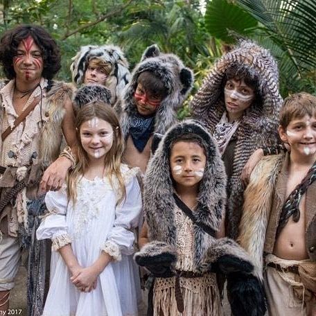 Sammy Benitez, Traci Hines, Miley Romero, Christopher Sanchez, John Green, Sydney DeRosa & Jeremiah Berry [all as lost boys] (Cosplay by Sam_B_Asian, TheReal_Miley_TinyThunder, CJ_DudeRino, SandySoSilly, SydneyElizabethhh, ErinBerry @Instagram & TraciHinesMusic @Facebook) #PeterPan #NeverLandForChristmas Lost Boys Peter Pan Costume, Disfraz Peter Pan, Lost Boys Costume, Peter Pan Halloween Costumes, Peter Pan Musical, Peter Pan Play, Peter Pan Outfit, Peter Pan Jr, Lost Boys Peter Pan