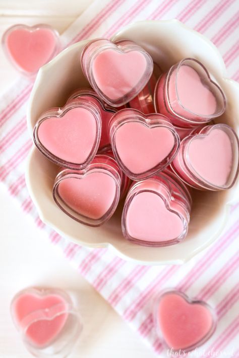 This easy DIY Strawberry Lip Gloss is easy to make, tastes delicious and looks adorable in little heart containers.  Strawberry flavor, pink in color and smooth and glossy on your lips! Diy Glossy Lip Gloss, Pink Lip Scrub Diy, Diy Lip Scrub For Pink Lips, How To Make Pink Lip Balm, Homeade Lipgloss, Cute Pink Lip Gloss, Gloss Diy, Diy Lip Balm Recipes, Natural Lip Gloss