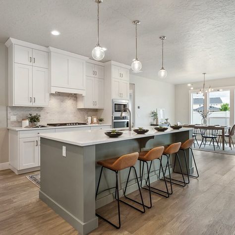 40+ Green Kitchen Island Ideas That Look Gorgeous in Any Home 29 Teal Kitchen Cabinets, Popular Kitchen Colors, Painted Kitchen Island, Green Kitchen Island, Green Kitchen Designs, Dark Green Kitchen, Bold Kitchen, Sage Green Kitchen, Teal Kitchen