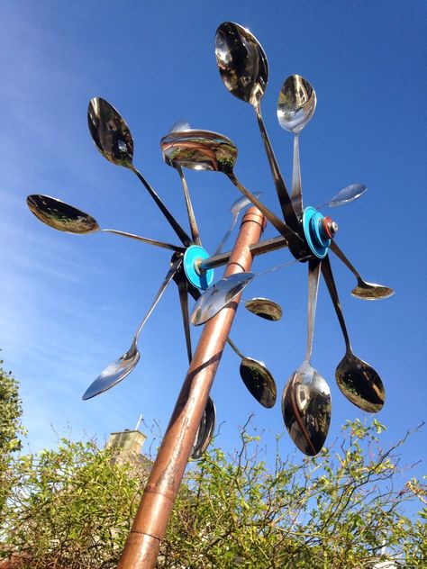 My new spoon wind spinner made from scrap metal Wind Twirlers Diy, Diy Whirligig Wind Spinners, Wind Sculpture Diy, Spoon Windchine, Welded Wind Chimes, Wind Powered Kinetic Sculpture, Kinetic Wind Art, Wind Spinners Diy, Copper Wind Spinners